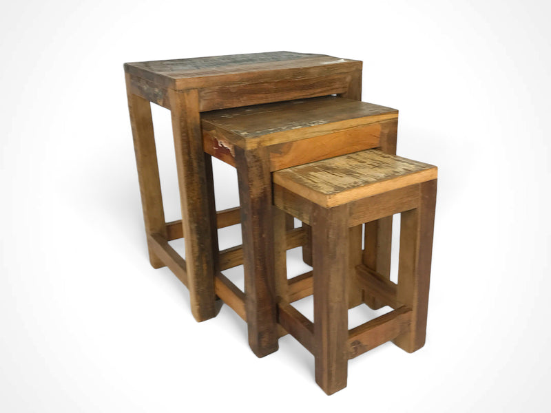 Les trois tables gigognes en bois recyclé séparées, du plus grand au plus petit